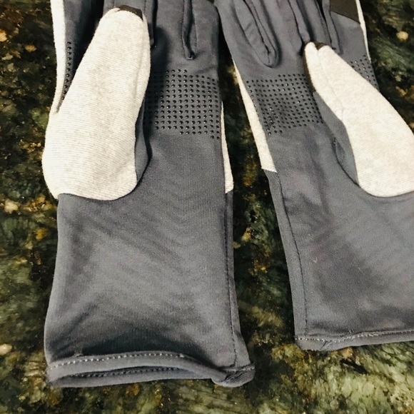 New womens Under Armour gloves - Picture 3 of 3